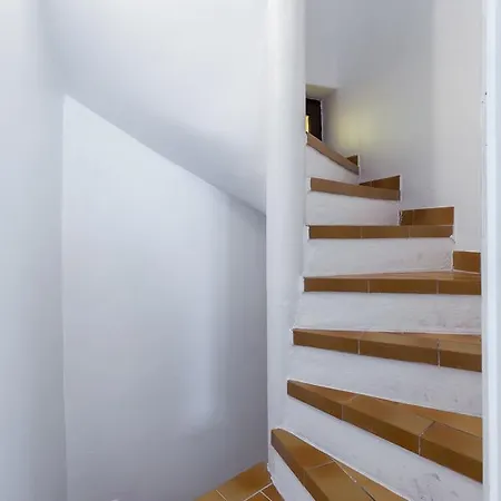 Apartment Marché Townhouse: Split-level Retreat Near Palais