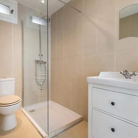 A Lovely Split Level Townhouse In The Heart Of Next To The Marche Forville And The Palais 1749 公寓