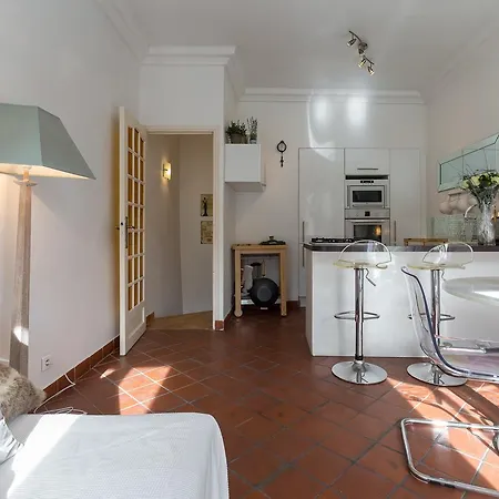 Marché Townhouse: Split-level Retreat Near Palais Apartment *