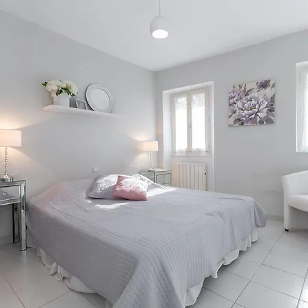 Marché Townhouse: Split-level Retreat Near Palais *