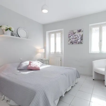 公寓 A Lovely Split Level Townhouse In The Heart Of Next To The Marche Forville And The Palais 1749