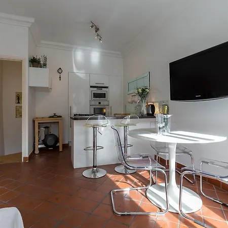 Marché Townhouse: Split-level Retreat Near Palais Apartment