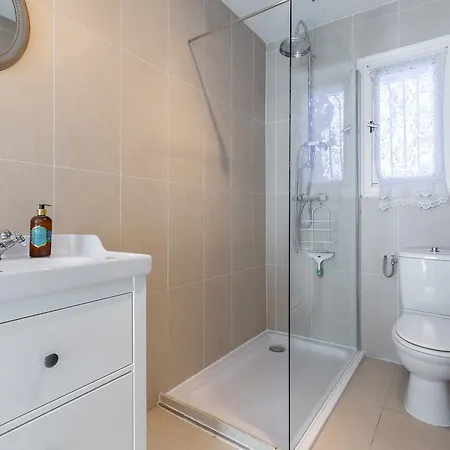 Apartment Marché Townhouse: Split-level Retreat Near Palais *