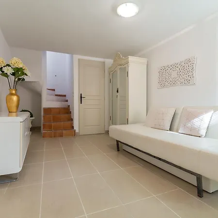 Marché Townhouse: Split-level Retreat Near Palais Apartment