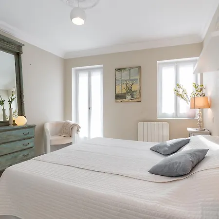 Marché Townhouse: Split-level Retreat Near Palais * Cannes