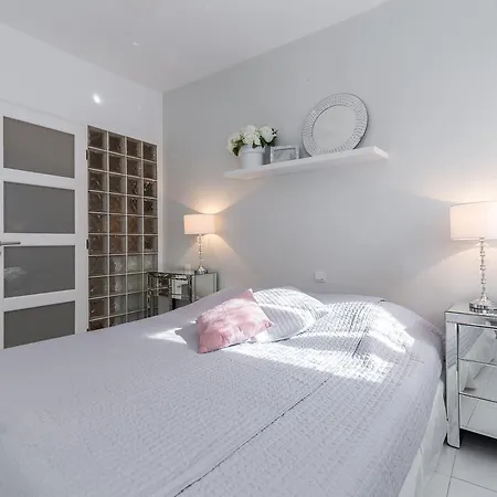 Marché Townhouse: Split-level Retreat Near Palais Apartment