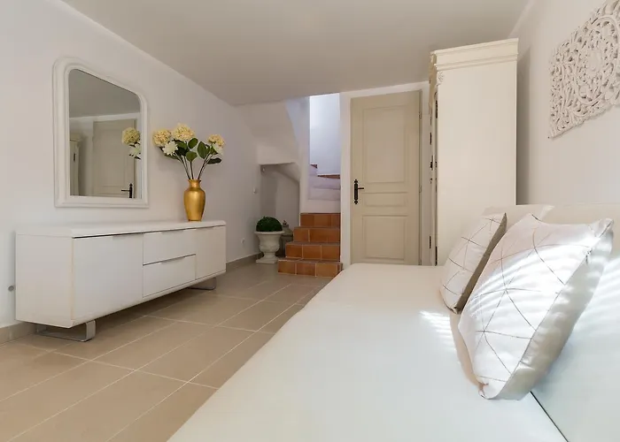 Apartmán A Lovely Split Level Townhouse In The Heart Of Next To The Marche Forville And The Palais 1749