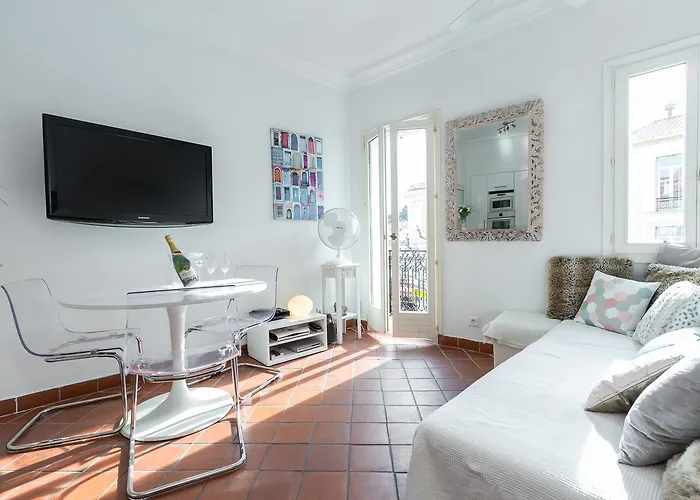 A Lovely Split Level Townhouse In The Heart Of Next To The Marche Forville And The Palais 1749 Apartmán