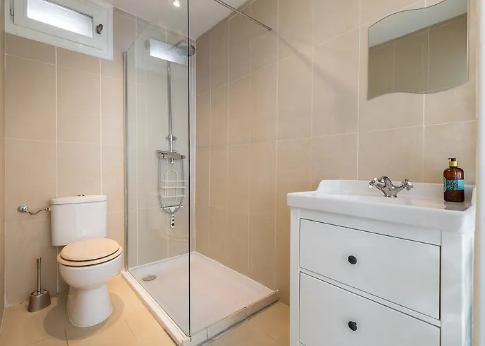 A Lovely Split Level Townhouse In The Heart Of Next To The Marche Forville And The Palais 1749 Apartmán