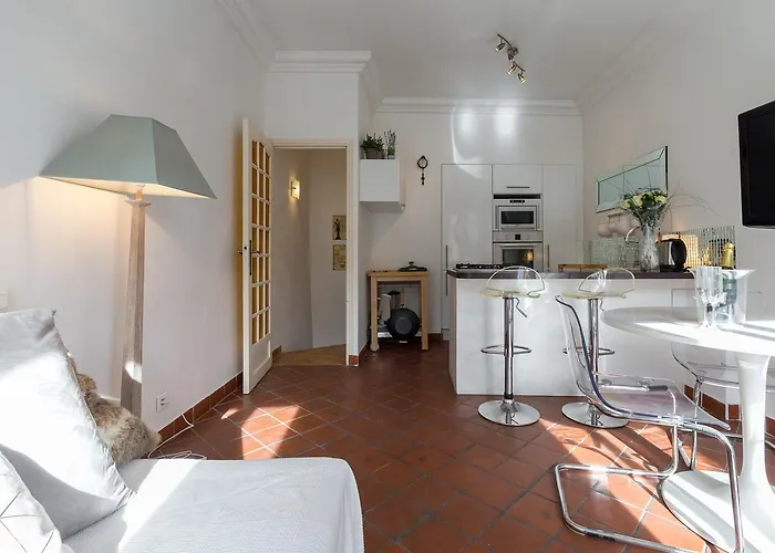 A Lovely Split Level Townhouse In The Heart Of Next To The Marche Forville And The Palais 1749 Apartmán *