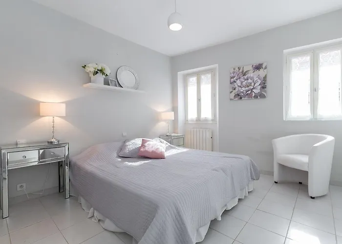 A Lovely Split Level Townhouse In The Heart Of Next To The Marche Forville And The Palais 1749 *