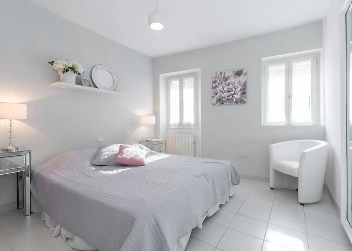 Apartmán A Lovely Split Level Townhouse In The Heart Of Next To The Marche Forville And The Palais 1749