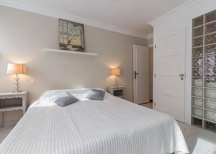 Apartmán A Lovely Split Level Townhouse In The Heart Of Next To The Marche Forville And The Palais 1749