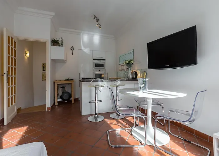 A Lovely Split Level Townhouse In The Heart Of Next To The Marche Forville And The Palais 1749 Apartmán