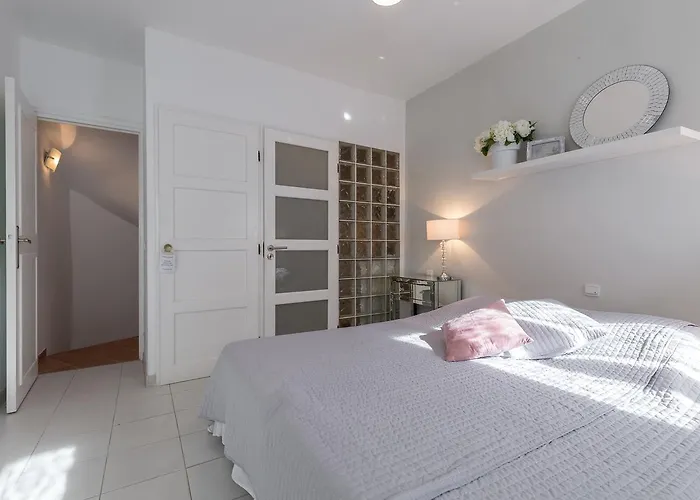 A Lovely Split Level Townhouse In The Heart Of Next To The Marche Forville And The Palais 1749 Apartmán