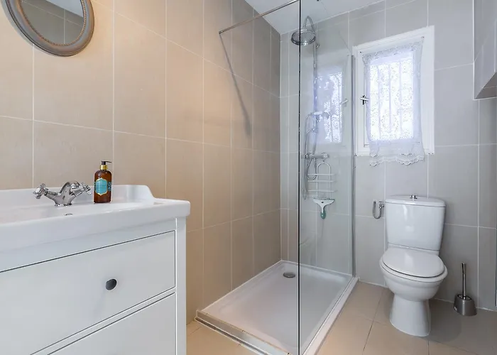 Apartmán A Lovely Split Level Townhouse In The Heart Of Next To The Marche Forville And The Palais 1749 *