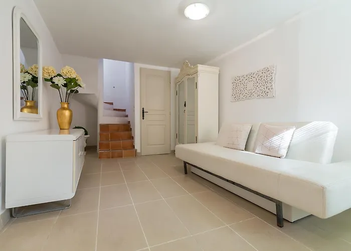 A Lovely Split Level Townhouse In The Heart Of Next To The Marche Forville And The Palais 1749 Apartmán