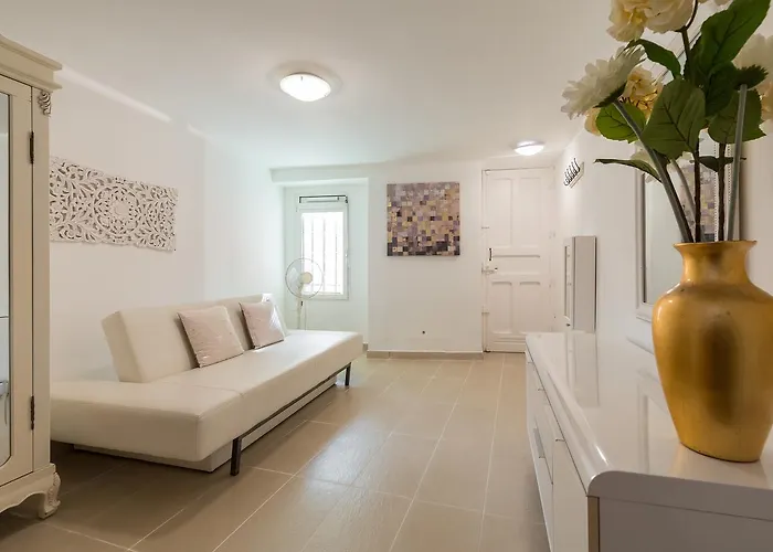 Apartmán A Lovely Split Level Townhouse In The Heart Of Next To The Marche Forville And The Palais 1749