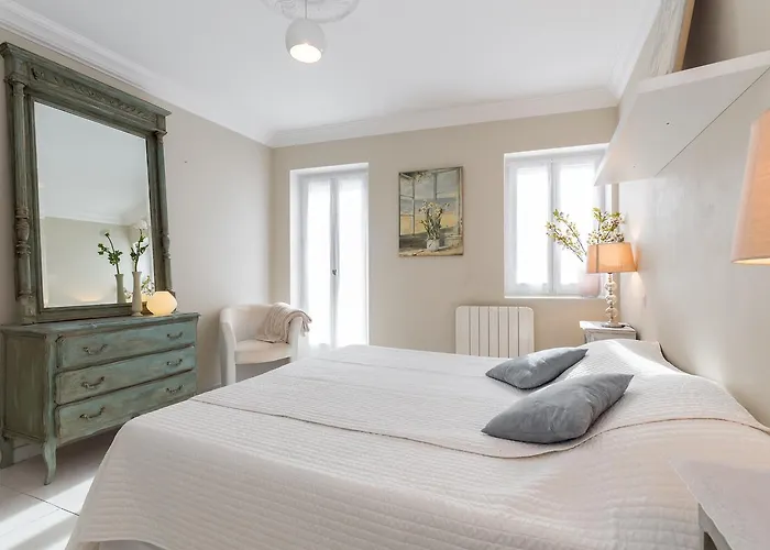 A Lovely Split Level Townhouse In The Heart Of Next To The Marche Forville And The Palais 1749 * Cannes