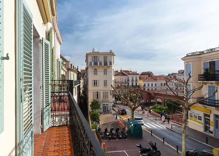 A Lovely Split Level Townhouse In The Heart Of Next To The Marche Forville And The Palais 1749