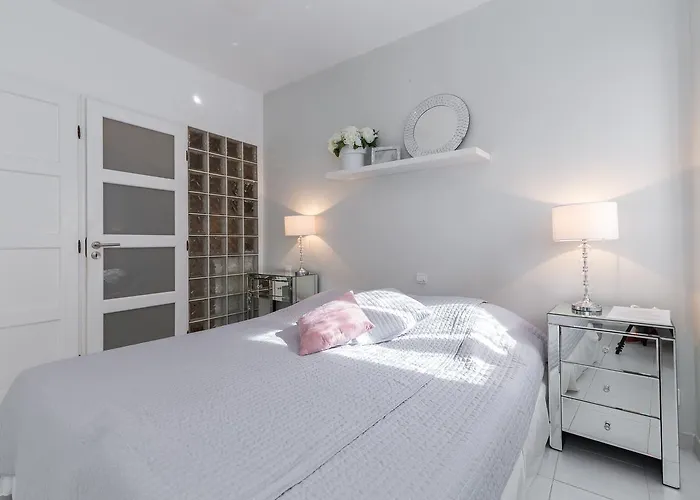 A Lovely Split Level Townhouse In The Heart Of Next To The Marche Forville And The Palais 1749 Apartmán